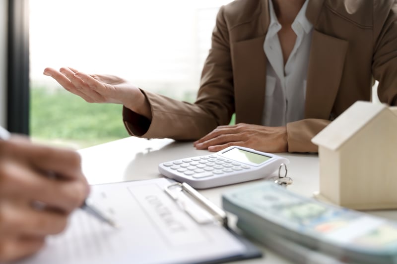 woman-gesturing-at-desk